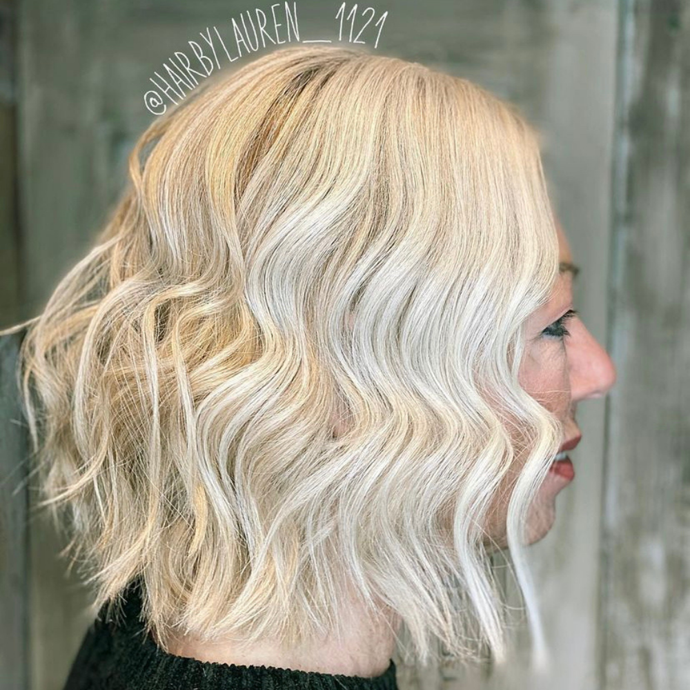 Wavy blonde haircut